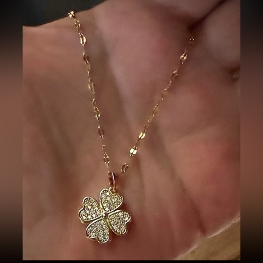 Clover necklace 18k gold shipped fast brand new with tags